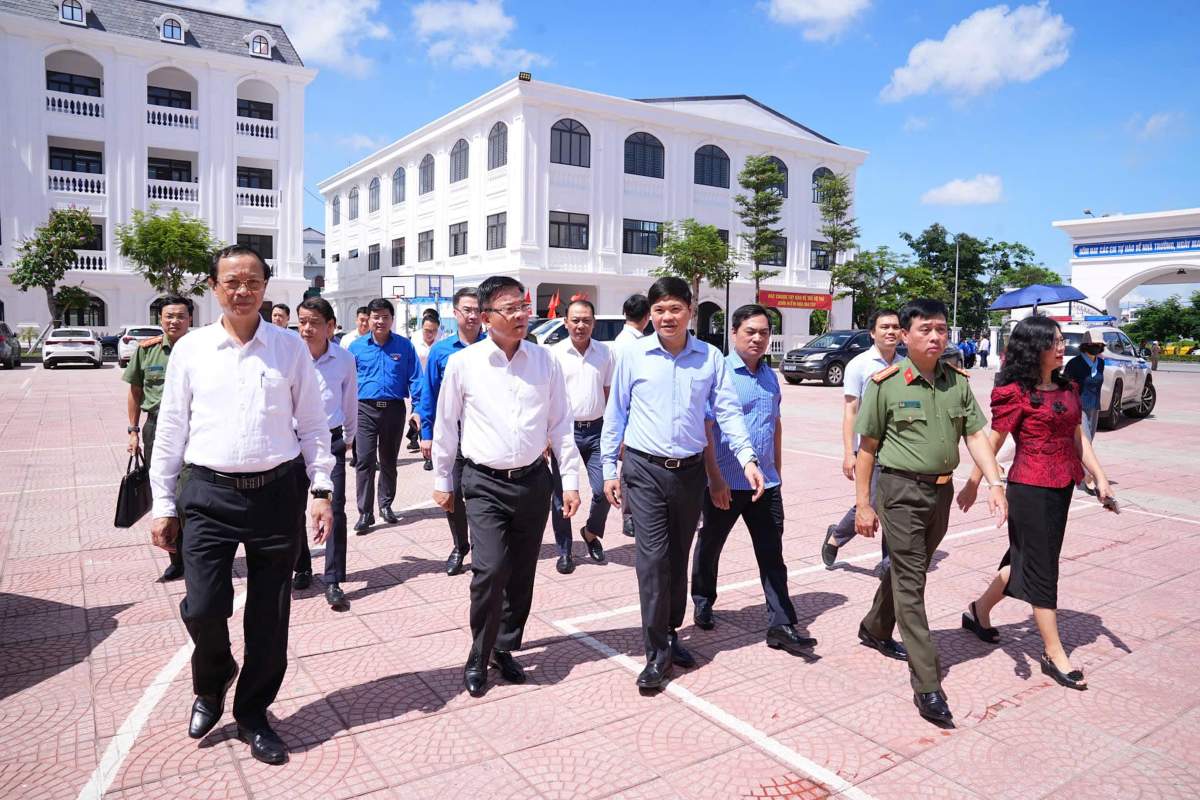 Doan cong tac cua Pho Thu tuong Chinh phu Le Thanh Long kiem tra cong tac chuan bi to chuc Ky thi tot nghiep THPT nam 2025 tai hoi dong thi Truong THPT Hong Bang. Ảnh: Cong TTDT Hai Phong