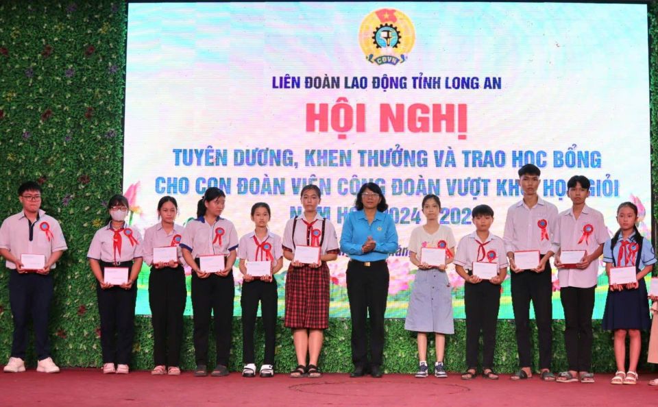 The leaders of the Long An Provincial Federation of Labor awarded scholarships to children of union members who overcome difficulties and study well. Photo: Long An Portal