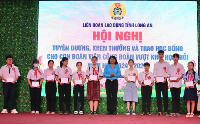 Tuyên dương, khen thưởng và trao học bổng cho con đoàn viên ở Long An