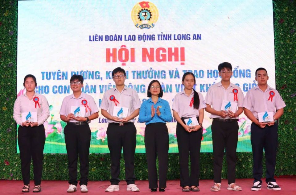Tuyen duong, khen thuong hoc sinh gioi dat giai tai ky thi chon hoc sinh gioi cap tinh. Anh: Cong TTDT Long An