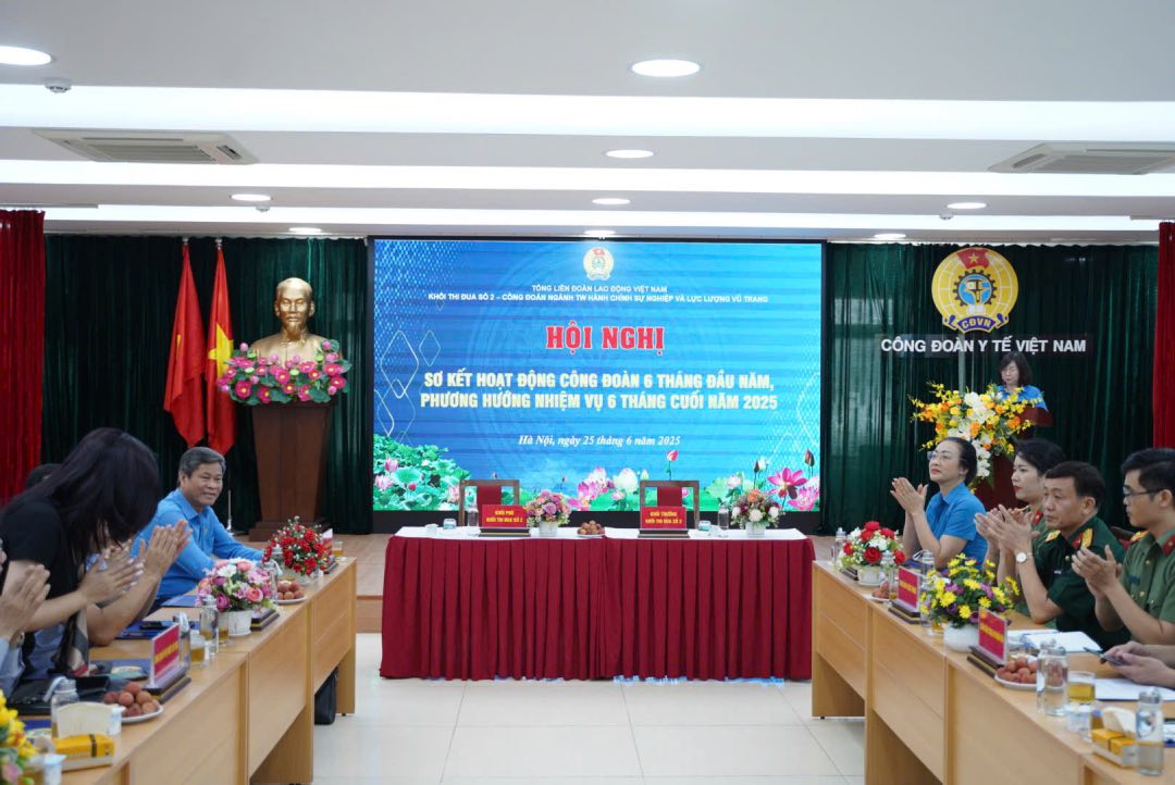 Toan canh hoi nghi. Anh: Den Phu