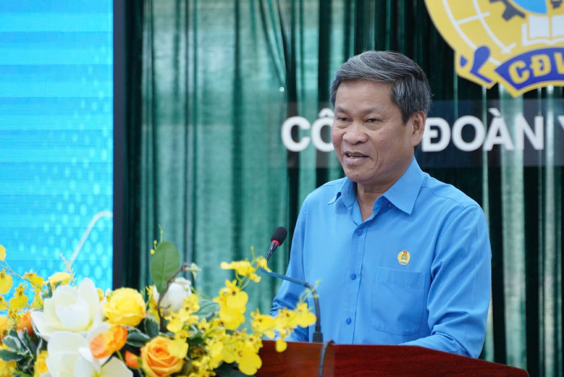 Mr. Huynh Thanh Xuan - Vice President of the Vietnam General Confederation of Labor spoke at the Conference to review the activities of Emulation Bloc No. 2 for the first 6 months of the year. Photo: Phu Temple