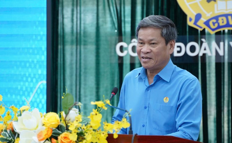 Mr. Huynh Thanh Xuan - Vice President of the Vietnam General Confederation of Labor spoke at the Conference to review the activities of Emulation Bloc No. 2 for the first 6 months of the year. Photo: Phu Temple