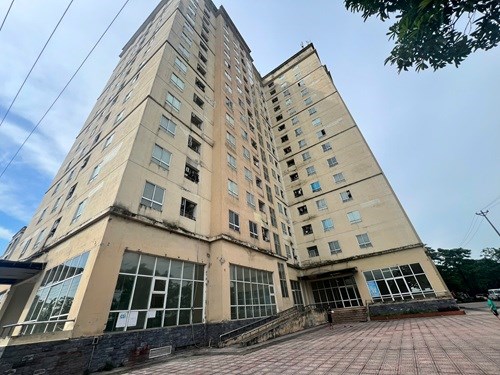 Thang máy liên tục hỏng, công nhân nín thở sử dụng