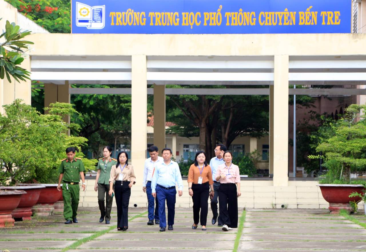 Pho Bi thu Thuong truc Tinh uy Ben Tre Tran Thanh Lam - kiem tra ky thi tot nghiep THPT nam 2025. Anh: Cong TTDT tinh Ben Tre
