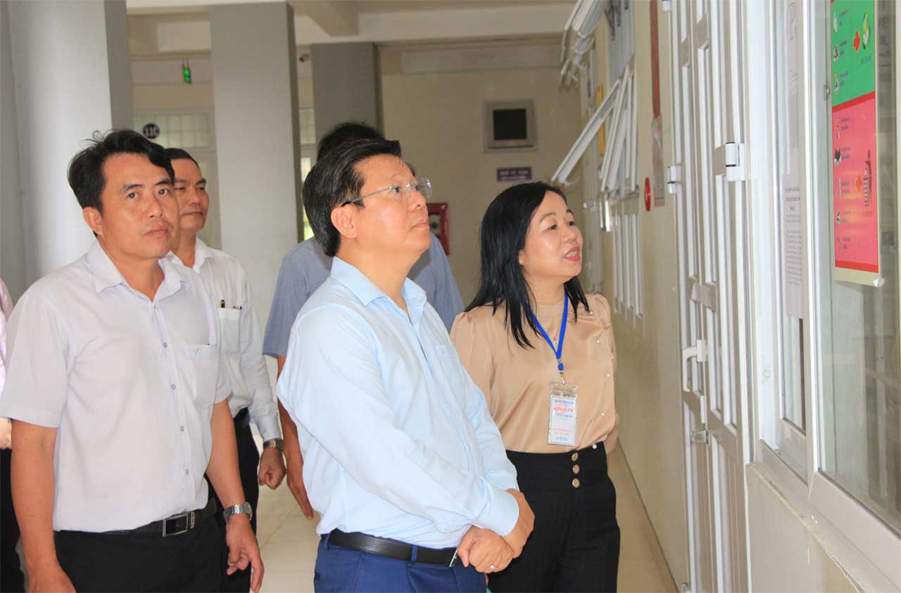 Pho Bi thu Thuong truc Tinh uy Ben Tre Tran Thanh Lam - kiem tra ky thi tot nghiep THPT nam 2025. Anh: Cong TTDT tinh Ben Tre
