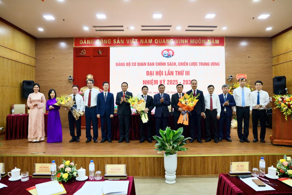 Ra mắt Ban Chấp hành Đảng bộ nhiệm kỳ 2025 - 2030 bao gồm 12 đồng chí  