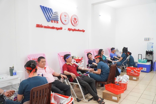 Many units of blood were donated simultaneously at many locations in Ho Chi Minh City. Photo: My Duyen