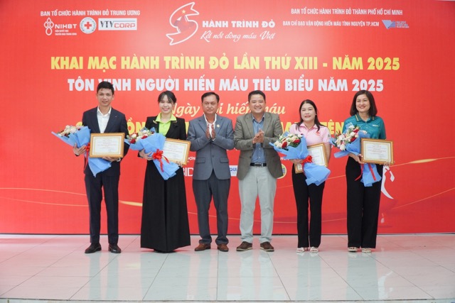 Ban to chuc trao hoa va chung nhan cho cac don vi dong hanh trong Chien dich Hanh trinh Do. Anh: My Duyen 
