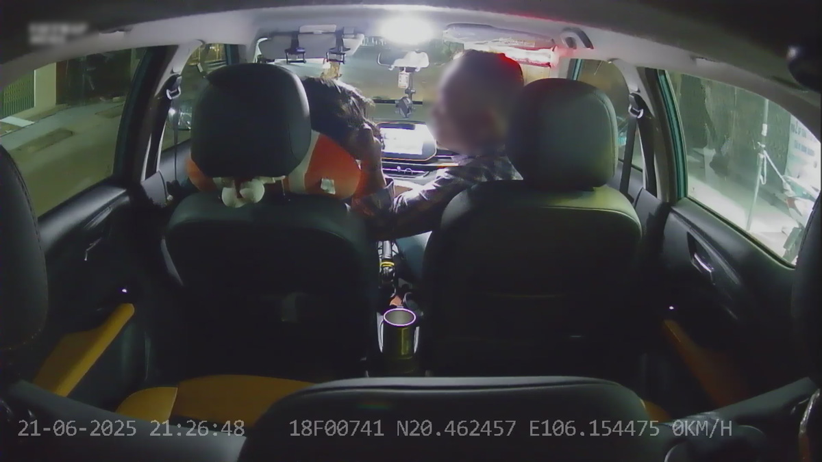 El hombre impacto constantemente al taxista en Nam Dinh. Foto: Conductor proporcionado