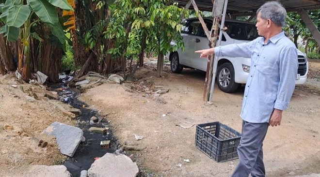 Las personas que viven en el proyecto de infraestructura tecnica en el sureste de la interseccion HOA CAM (Distrito de Cam Le, Ciudad de Da Nang) han sido contaminadas durante muchos años debido a la lenta implementacion del proyecto. Foto: Nguyen Linh