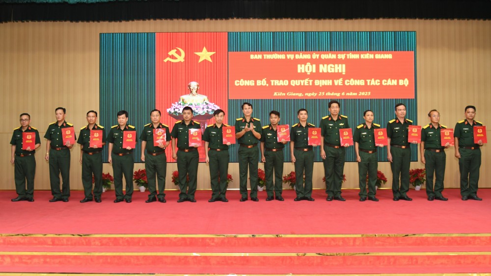 Dai ta Vu The Van, Pho Chi huy truong Bo CHQS tinh Kien Giang trao quyet dinh bo nhiem chuc vu can bo. Anh: Phuong Vu