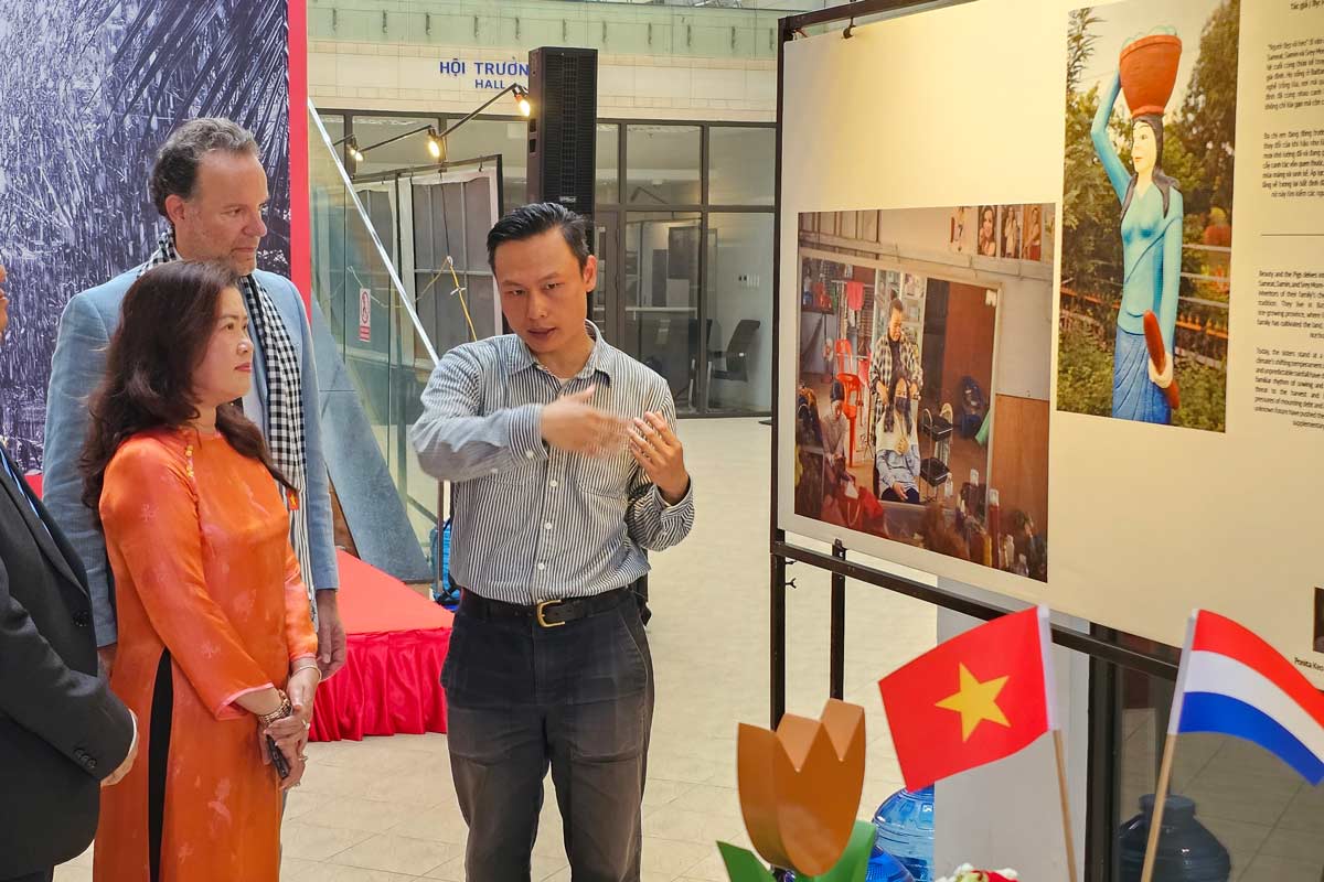 Scene of the Photo Exhibition with the theme "Climate change frameworks" at Can Tho University. Photo: Doan Hung