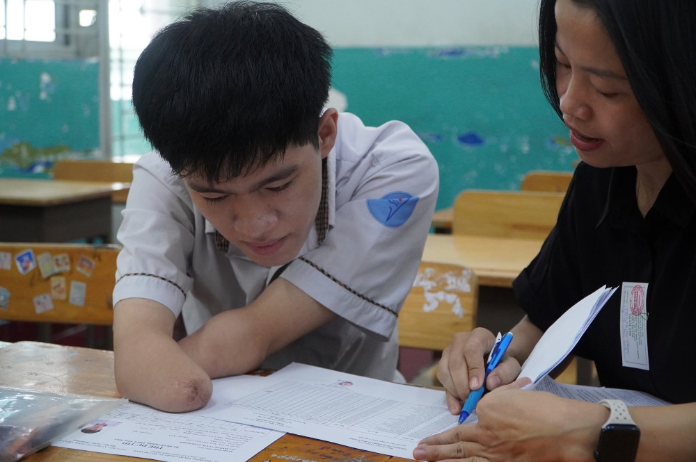 The 2025 high school graduation exam, touching the dream of a young student with no more hands