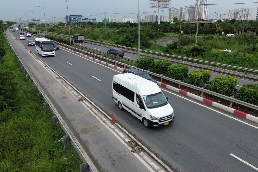 Phan dai phan cach tung phan chia lan xe may va o to dang duoc dap bo de to chuc lai giao thong. Anh: Anh Tu  