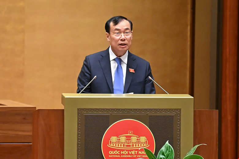 Chairman of the National Defense, Security and External Relations Committee Le Tan Toi reported on the reception, explanation and revision of the draft Law on Personal Data Protection. Photo: Quochoi.vn