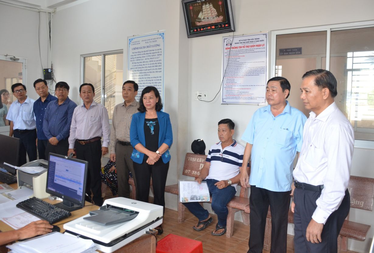 Chu tich UBND tinh Soc Trang Tran Van Lau (bia phai) kiem tra cong tac chuan bi van hanh thu nghiem chinh quyen cap xa tai huyen Long Phu. Anh: Hoang Lan