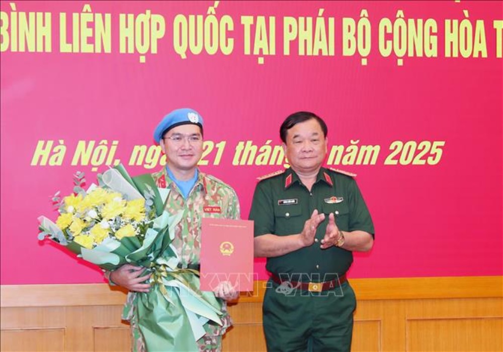 Senior Lieutenant General Hoang Xuan Chien - Deputy Minister of National Defense presented the President's decision - sending Major Su Tan Phi Long to participate in United Nations peacekeeping activities in April 2025. Photo: Trong Duc/VNA