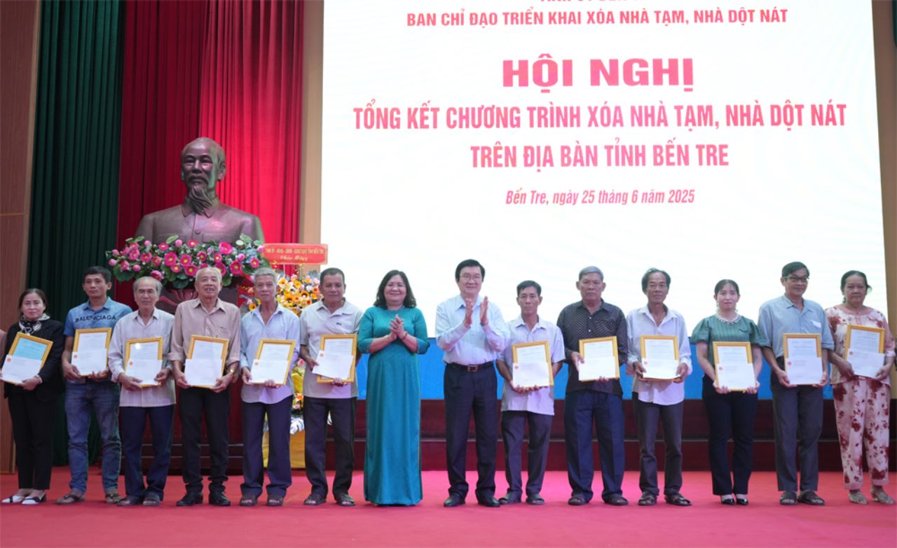 Nguyen Chu tich nuoc Truong Tan Sang va Bi thu Tinh uy Ben Tre Ho Thi Hoang Yen trao quyet dinh ban giao nha cho dai dien cac ho gia dinh. Anh: Cong TTDT tinh Ben Tre