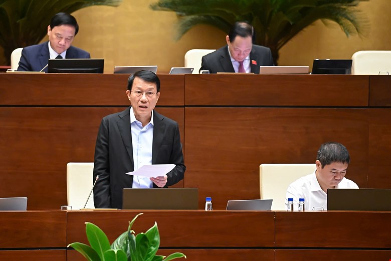 General Luong Tam Quang - Politburo member, Minister of Public Security explained and clarified the Law on Transferring People serving Imprisonment sentences. Photo: Quochoi.vn