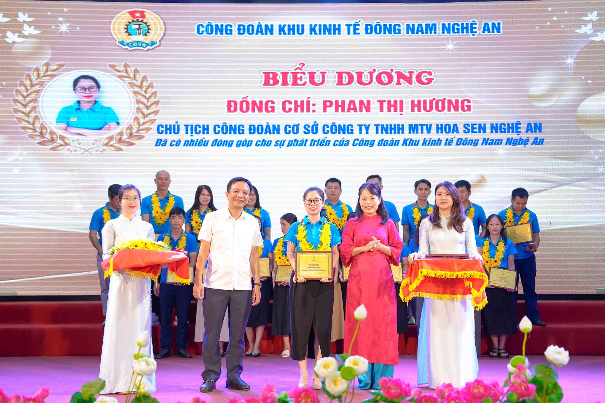 Lanh dao Ban Quan ly va Cong doan Khu kinh te Dong Nam bieu duong can bo cong doan. Anh: Duy Chuong