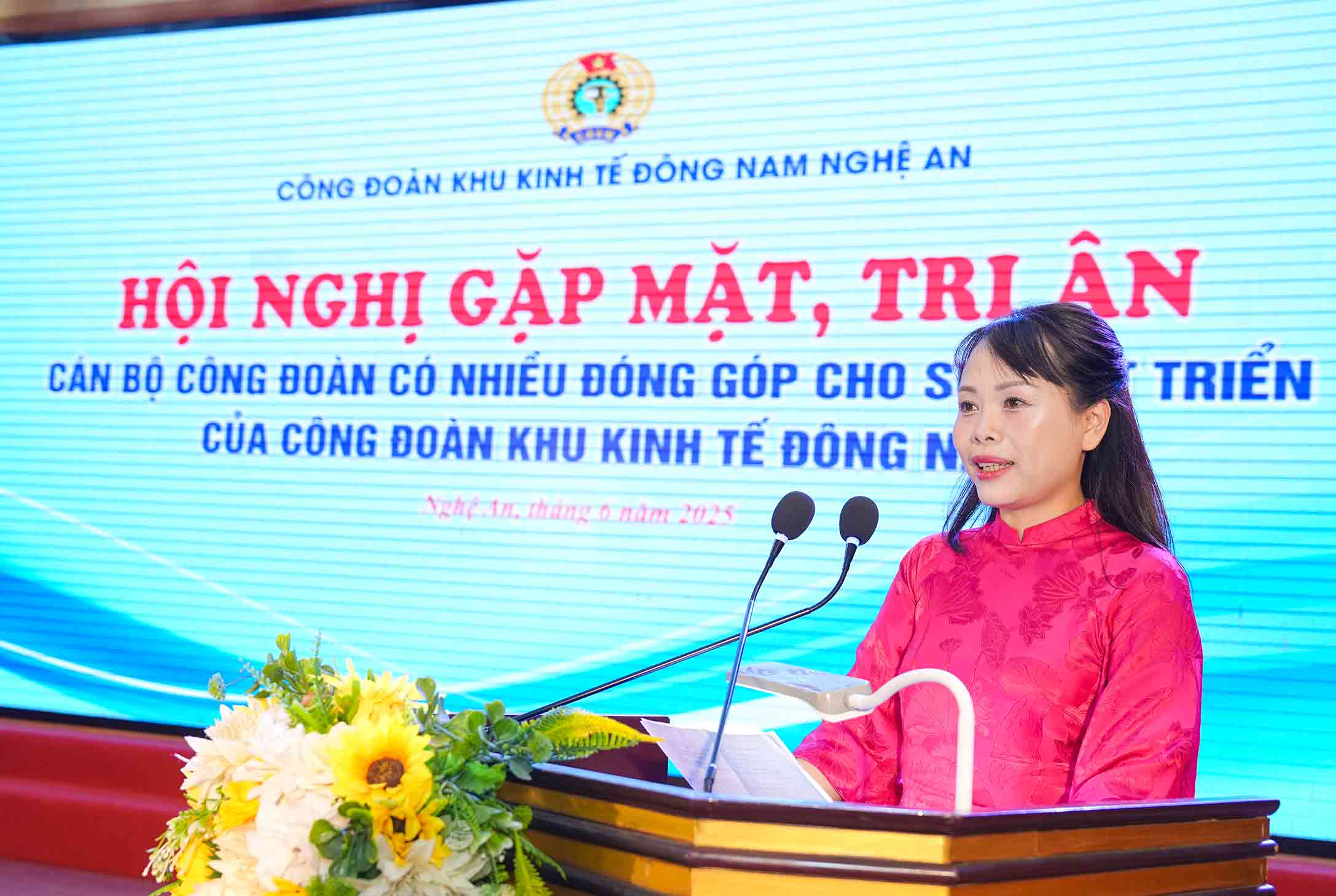 Ba Hoang Thi Thu Huong - Chu tich Cong doan khu kinh te Dong Nam phat bieu tai hoi nghi. Anh: Duy Chuong