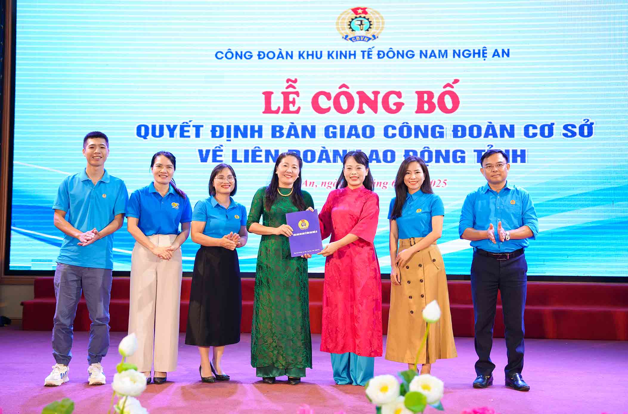 Lanh dao Cong doan Khu kinh te Dong Nam chuyen giao cong doan co so ve Lien doan Lao dong tinh. Anh: Duy Chuong
