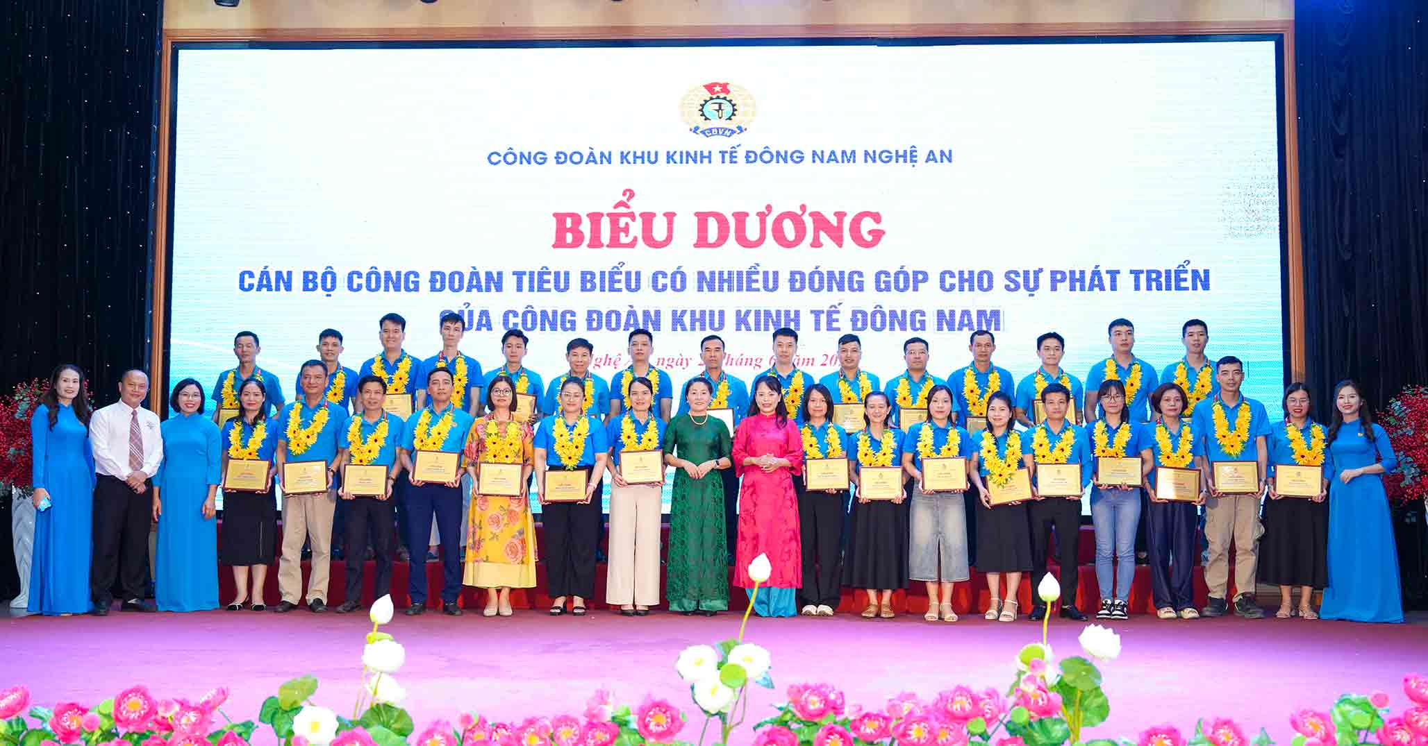 Cong doan Khu kinh te Dong Nam bieu duong can bo cong doan co nhieu dong gop cho hoat dong cua to chuc. Anh: Duy Chuong