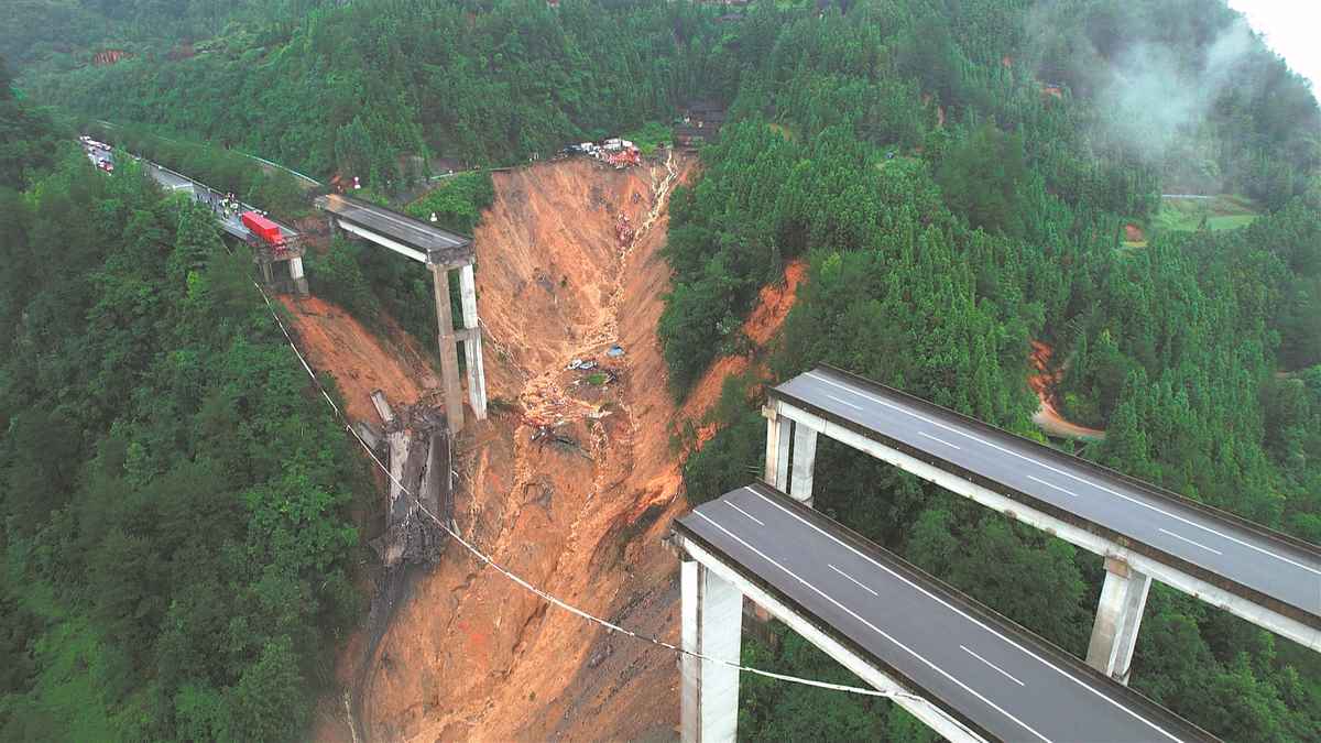 Cay cau bi sap o huyen Tam Do, tinh Quy Chau ngay 24.6 sau mot tran lo dat do mua keo dai. Anh: Xinhua