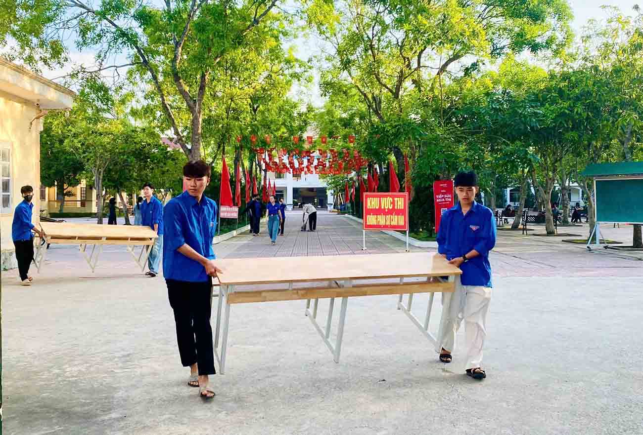 The volunteers actively support the work of ensuring conditions to prepare for the 2025 high school graduation exam in Ha Tinh. Photo: Doan Tuan.