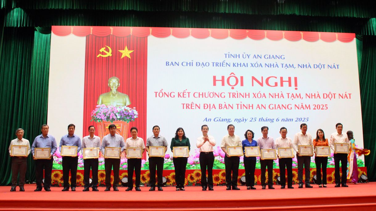Bi thu Tinh uy An Giang Le Hong Quang trao Bang khen cho cac tap the, ca nhan co nhieu dong gop xuat sac cho chuong trinh. Anh: Luc Tung