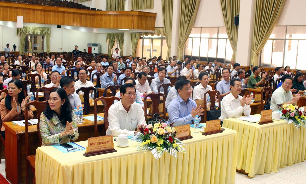 Quang canh Hoi nghi tinh An Giang cong bo hoan thanh Chuong trinh xoa nha tam, nha dot nat nam 2025. Anh: Luc Tung