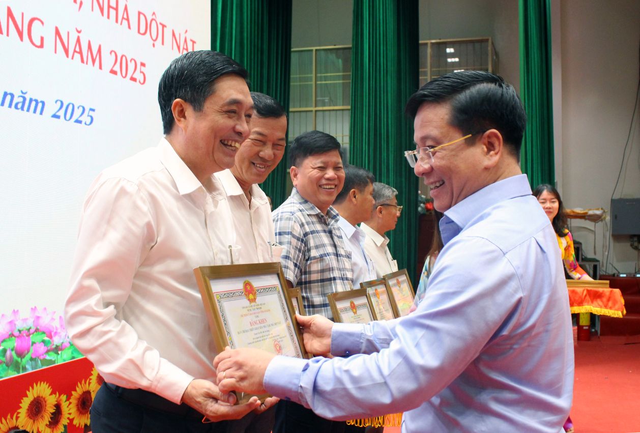 Ong Ho Van Mung - Uy vien du khuyet Ban chap hanh Trung uong Dang, Pho Bi thu Tinh uy, Chu tich UBND tinh An Giang trao Bang khen cho ong Nguyen Thanh Quang - Chu tich UBMTTQVN TP Long Xuyen. Anh: Luc Tung