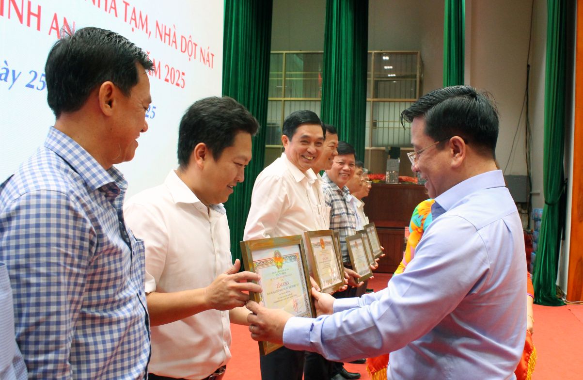 Ong Ho Van Mung trao Bang khen cho ong Lam Thanh Si - Bi thu Huyen uy Tri Ton. Anh: Luc Tung