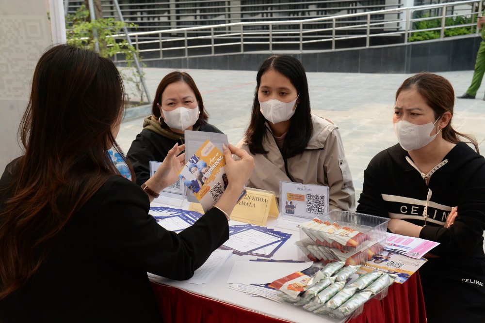 In many job fairs organized by the Hanoi Employment Service Center, many workers aged 40-50 lost their jobs, registered to find jobs but encountered many difficulties due to employers' lack of enthusiasm. Photo: Quynh Chi