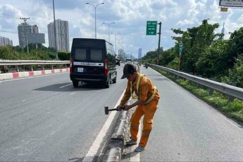 Workers are dismantling the hard median strip on the Ho Chi Minh City - Long Thanh - Dau Giay Expressway access road. Photo: Dao Trang