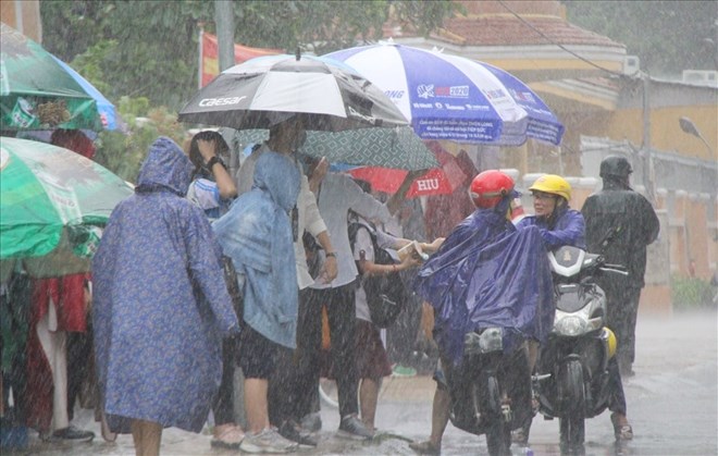 Los pronosticos meteorologicos en el examen de graduacion nacional de la escuela secundaria en 2025 en el sur deben prevenir la lluvia, especialmente por la tarde. Foto: Chan Phuc