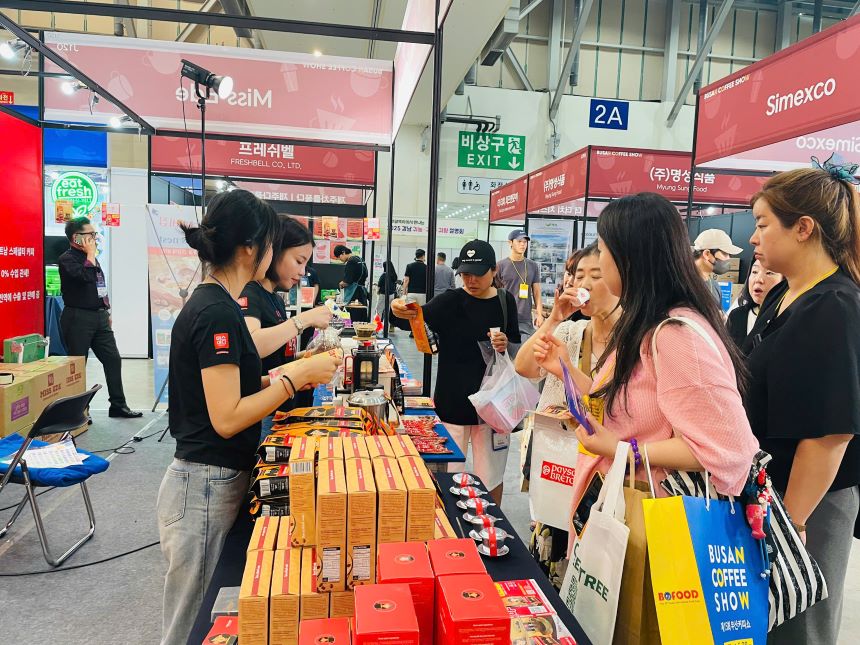 Los consumidores coreanos experimentan cafe de Dak Lak. Foto: Bao Lam