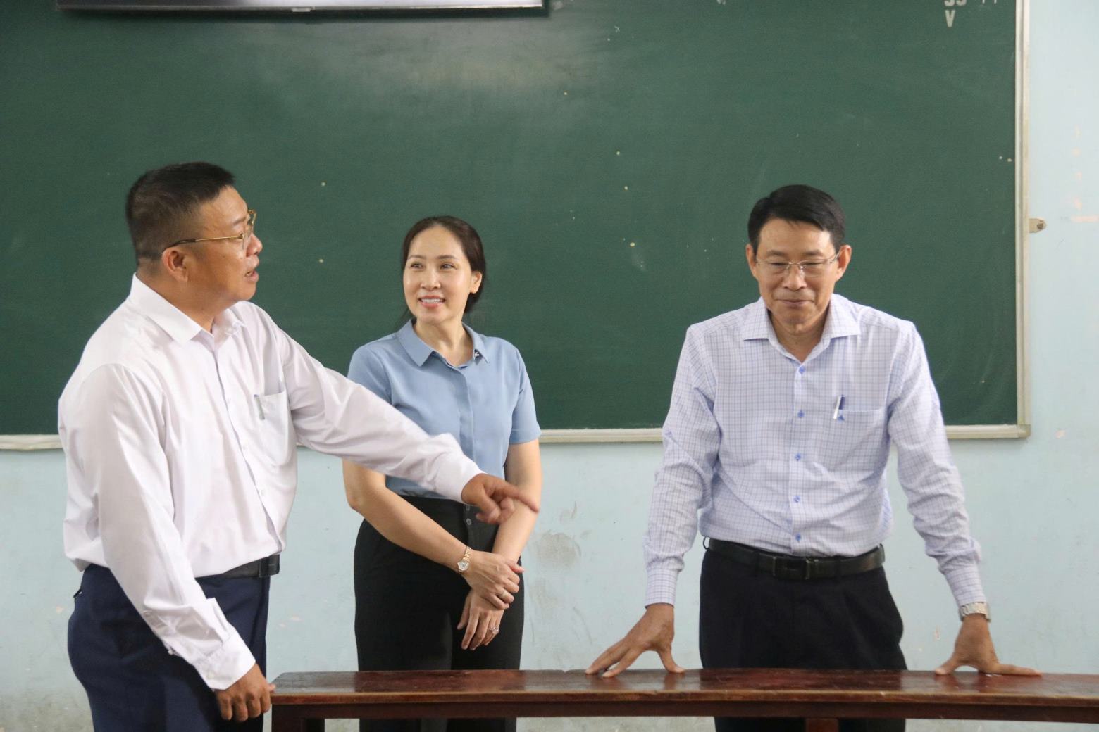 Co Dao Thi Thuy Trang - Hieu truong Truong THPT Nguyen Thien Thuat trao doi ve cong tac chuan bi voi Ban Chi dao ky thi tot nghiep THPT nam 2025. Anh: Phuong Linh