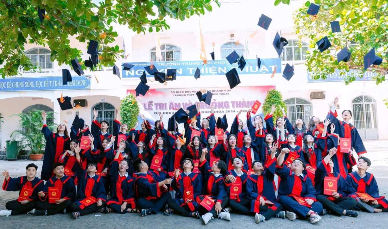 2k7 students of a high school in Nha Trang took a souvenir photo before entering the graduation exam. Photo: Nguyen Thien Thuat High School