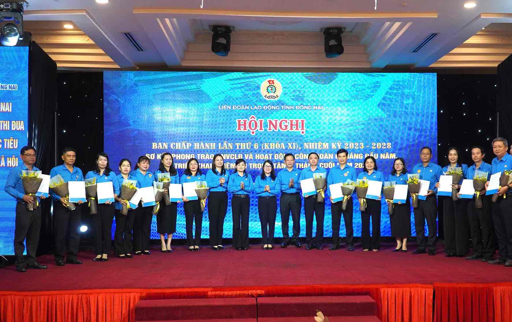 The leaders of the Dong Nai Provincial Federation of Labor presented the decision to dissolve 15 trade unions at the grassroots level. Photo: HAC