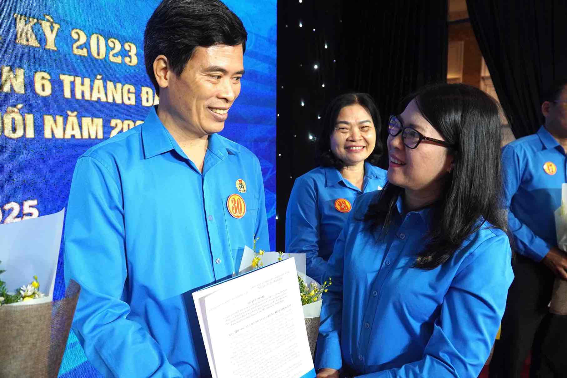 Chu tich LDLD tinh Dong Nai Nguyen Thi Nhu Y trao quyet dinh giai the cong doan cap tren truc tiep co so. Anh: HAC