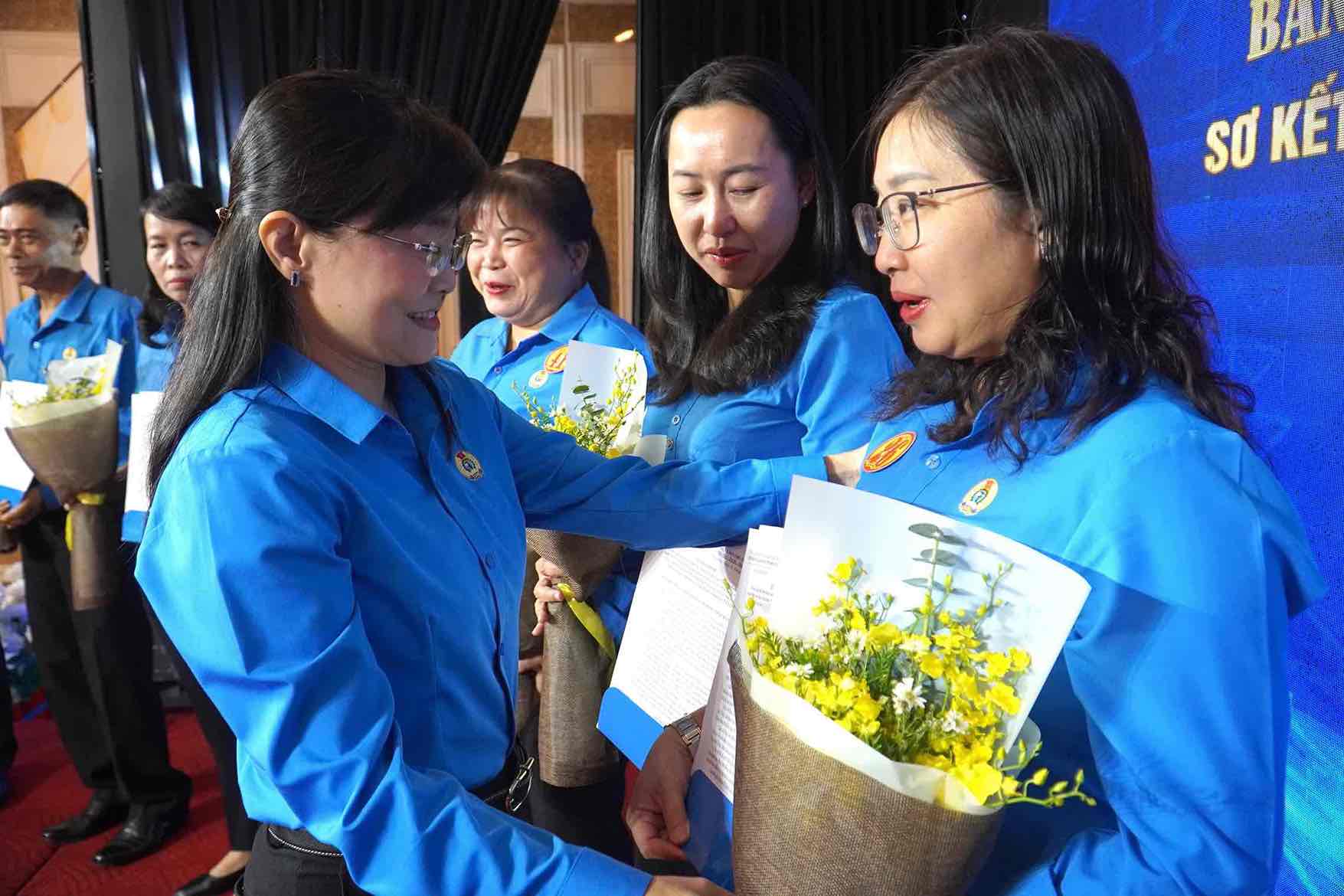 Pho Chu tich Thuong truc LDLD tinh Dong Nai Bui Thi Bich Thuy trao quyet dinh giai the cong doan cap tren truc tiep co so. Anh: HAC