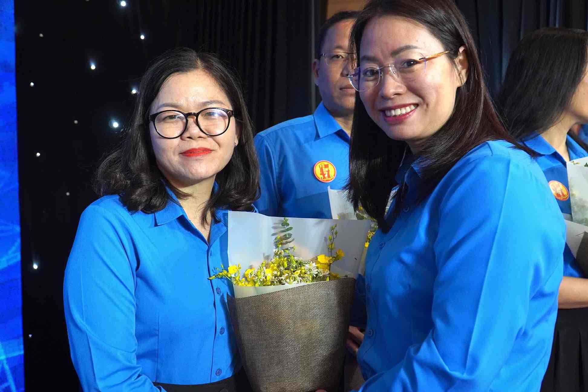 Pho Chu tich LDLD tinh Dong Nai trao quyet dinh giai the cong doan cap tren truc tiep co so cho Cong doan Khu cong nghiep Bien Hoa. Anh: HAC