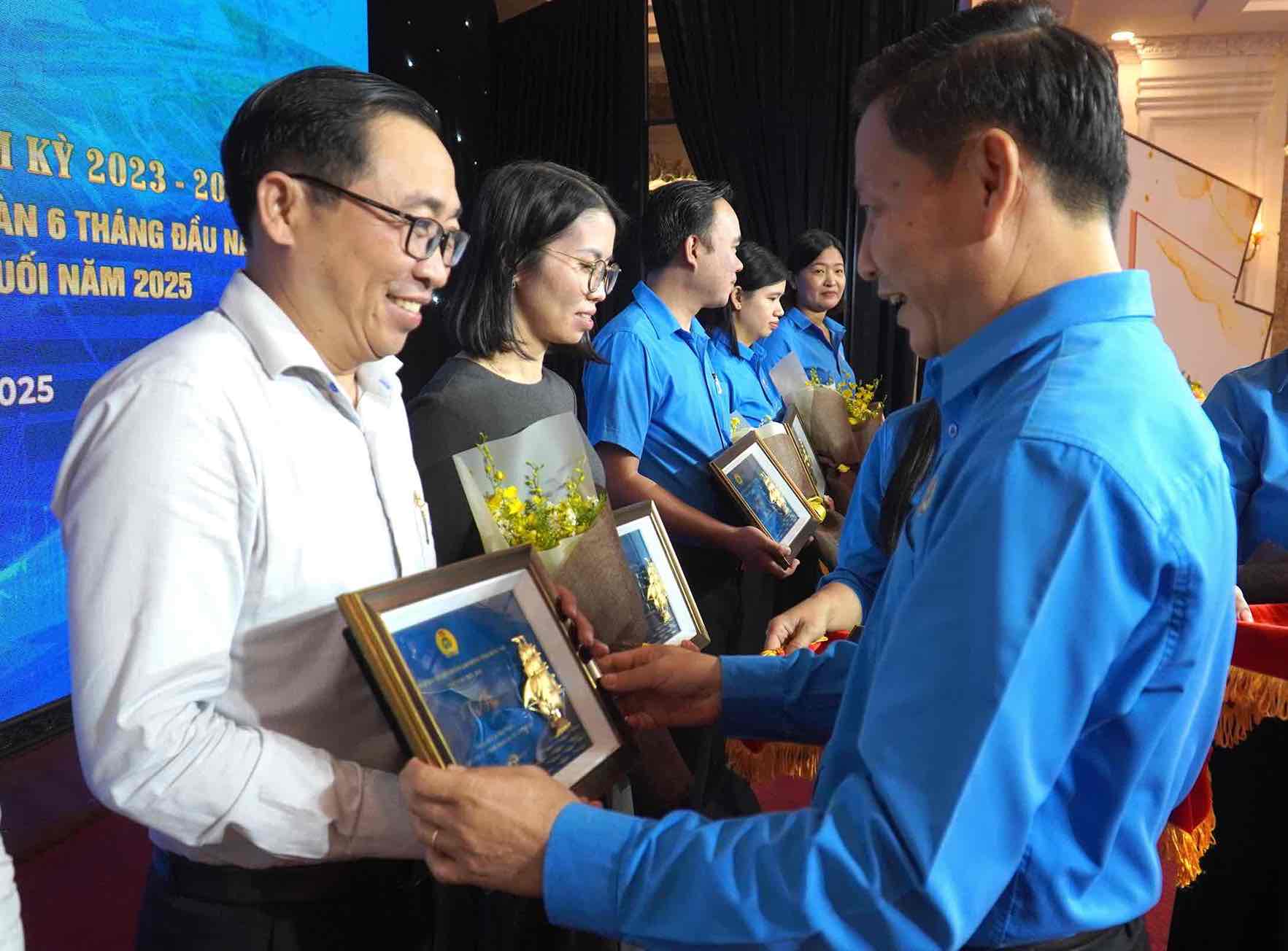 Pho Chu tich LDLD tinh Dong Nai Huynh Phuoc Sang tri an Ban chap hanh LDLD tinh nhiem ky 2023 - 2028. Anh: HAC