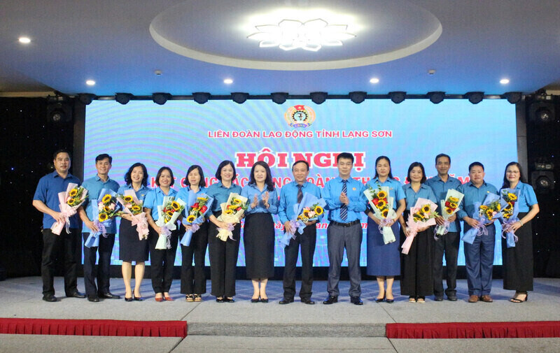 Lanh dao LDLD tinh tang hoa cac can bo can bo nghi huu, thoi viec theo Nghi dinh 178. Anh: Hoang Nhu