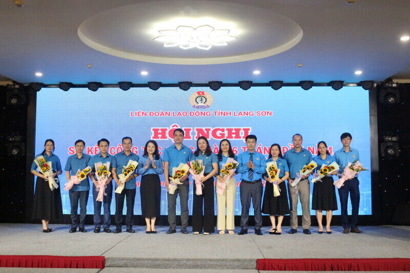 Lanh dao LDLD tinh tang hoa cac can bo cong doan chuyen trach chuyen cong tac ve xa, phuong. Anh: Hoang Nhu