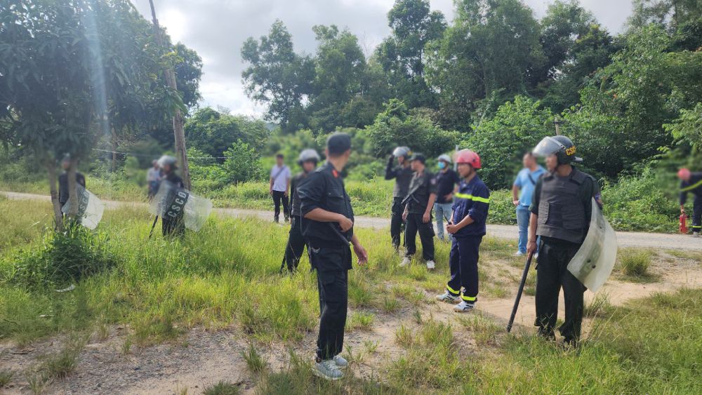 Cơ quan Công an triển khai việc khám xét nơi ở các đối tượng trong vụ lừa đảo bán đất dự án sân bay Phú Quốc. Ảnh: Công an cung cấp