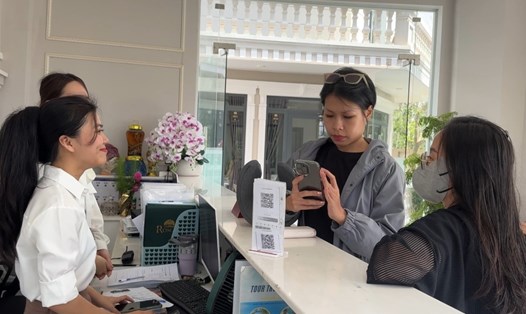 Du khách tại đảo Phú Quý. Ảnh: Duy Tuấn