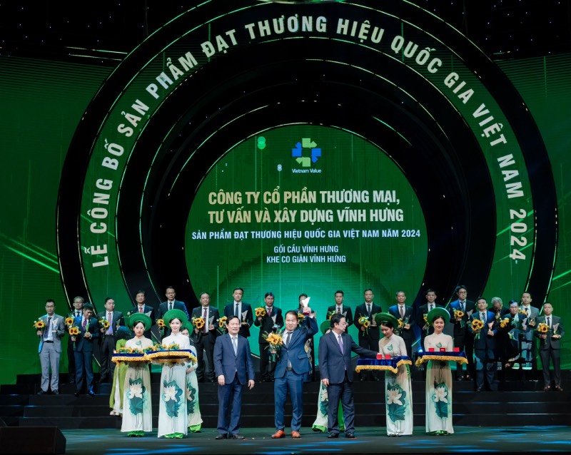 Dai dien Chinh phu trao bieu trung “Thuong hieu Quoc gia Viet Nam” cho ong Vo Ta Luong - Tong giam doc Cong ty Co phan Thuong mai, Tu van va Xay dung Vinh Hung, ghi nhan chat luong san pham goi cau - khe co gian Vinh Hung cung nhu vi tri tien phong cua doanh nghiep trong linh vuc co khi giao thong nuoc nha. Anh Hai Yen